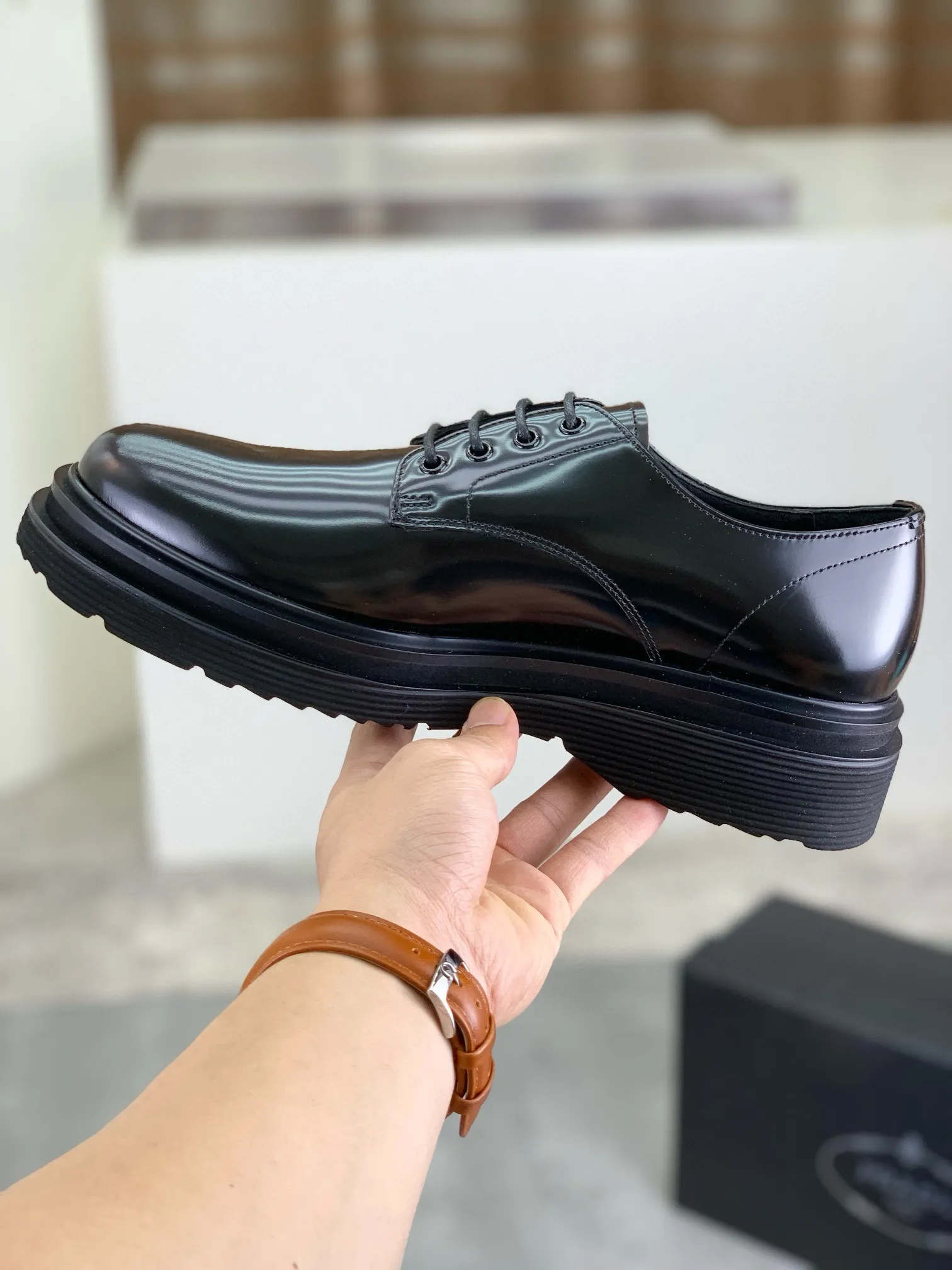 Factory price P880 💰Original quality, top version🔱 ＰＲＡＤＡPrada. Men's business casual leather shoes, top quality products. 1:1 shipment⬆️Luxurious and noble👞All imported original brand fabrics, just to create a more comfortable wearing experience. Upper: Original comfortable open edge bead-rubbed calf leather➕Top imported water-dyed full cow lining, original lightweight and comfortable TPU foam combination bottom✔️Code number: 39-44 (38.45 can be customized)